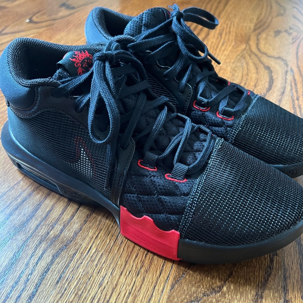 Men’s NIKE LeBron Witness VIII black/white/university red size 10.5 NIB